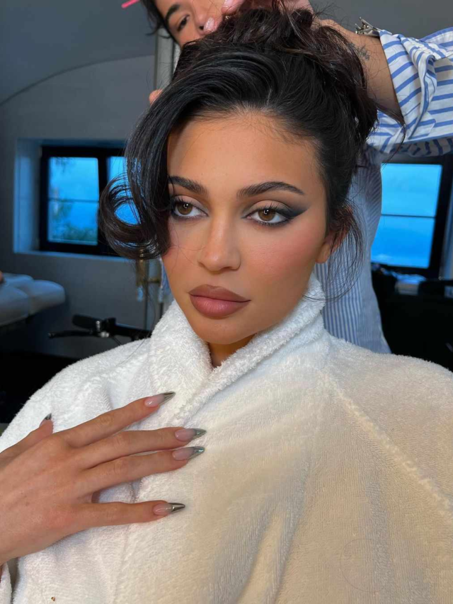 Kylie Jenner Shut Down Rumors That She Got Plastic Surgery On Her "Whole Face"